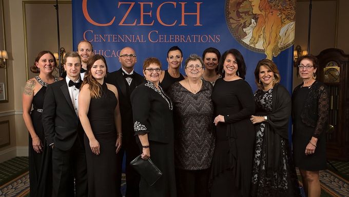 Oslav se od konce září účastní stovky lidí z USA i Česka. Mezi nimi také členové Sokola v americkém městě Tábor.
