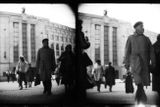 Tato fotka byla nejspíš pořízena 21. dubna 1987. Agent StB na ní zachytil Marolda Gordona Skillinga (muž ve světlém kabátu a baretem) u vchodu do Obecního domu na náměstí Republiky