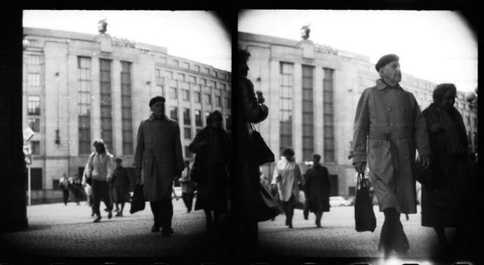 Tato fotka byla nejspůíš pořízena 21. dubna 1987. Agent StB na ní zachytil Marolda Gordona Skillinga (muž ve světlém kabátu a baretem) u vchodu do Obecního domu na náměstí Republiky