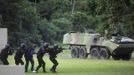 Members of the Brazilian Navy take part in an exhibition showcasing their operational capacity to combat terrorist attacks and riots, ahead of the FIFA Confederations Cup and World Youth Day in Rio de Janeiro May 27, 2013. REUTERS/Ricardo Moraes (BRAZIL - Tags: MILITARY SPORT SOCCER CIVIL UNREST) Published: Kvě. 27, 2013, 9:10 odp.