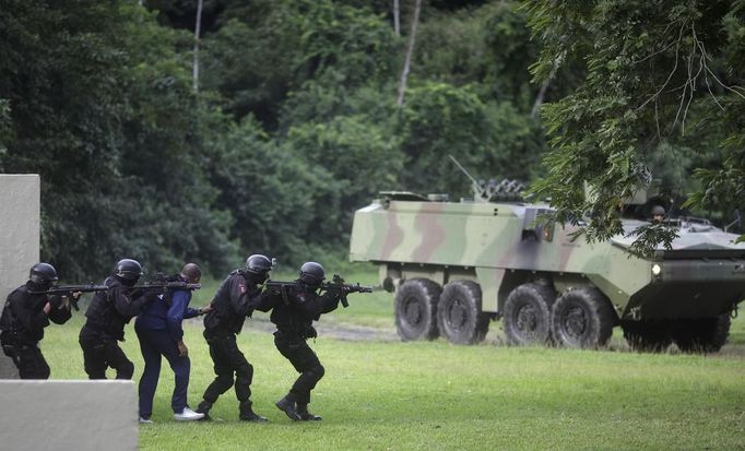 Members of the Brazilian Navy take part in an exhibition showcasing their operational capacity to combat terrorist attacks and riots, ahead of the FIFA Confederations Cup and World Youth Day in Rio de Janeiro May 27, 2013. REUTERS/Ricardo Moraes (BRAZIL - Tags: MILITARY SPORT SOCCER CIVIL UNREST) Published: Kvě. 27, 2013, 9:10 odp.