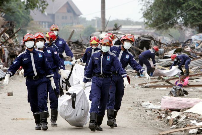 Uplynulo 15 let od ničivé vlny tsunami, která si 26. prosince 2004 vyžádala na pobřeží Indického oceánu v jihovýchodní Asii přes 230 000 mrtvých.