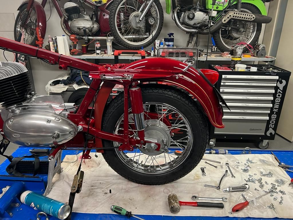 Renovujeme Jawu, druhý díl o skládání motorky