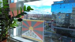 Tibetská vlajka v okně