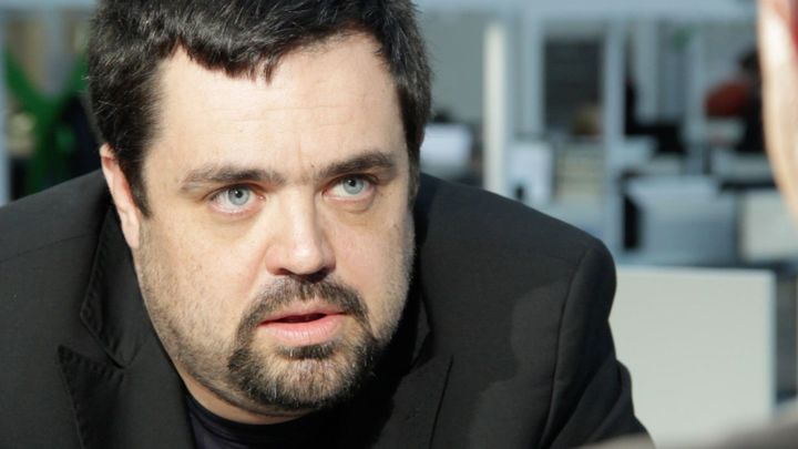 Pomohli mimozemšťané, komentuje Novotný způsob, jakým se zbavili autovraků v ulicích
