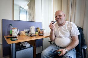 "Ježíš, budu mít i vanu." Příběhy lidí bez domova, kterým Praha poskytla sociální byt