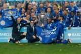 Po zápase už šokující vítěz anglické ligy převzal legendární pohár.