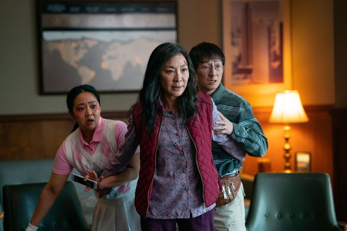 Stephanie Hsu, Michelle Yeoh a Ke Huy Quan ve filmu Všechno, všude, najednou.