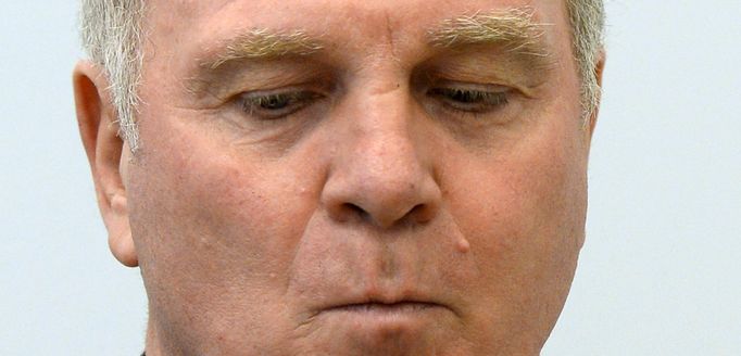 Uli Hoeness, fotbalová legenda a prezident FC Bayern Mnichov, během soudu za daňové úniky. Dostal 3,5 roku vězení.