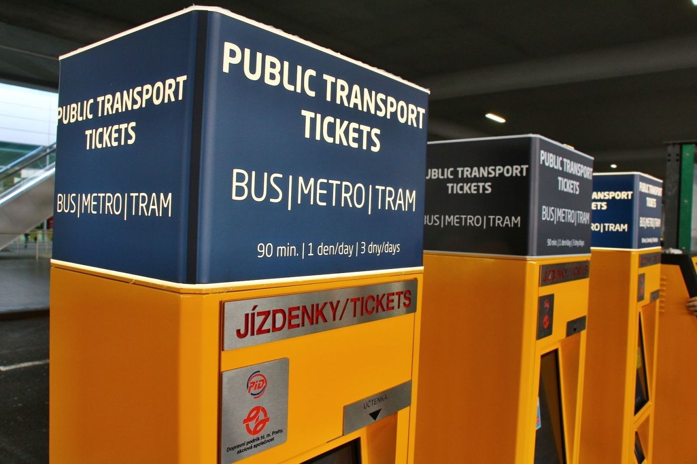 Automat na jízdenky MHD na pražském letišti
