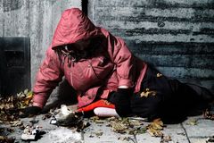 Americká bezdomovkyně skoro rok tajně bydlela ve vývěsním štítu na střeše obchodu