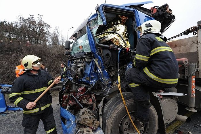 Hasiči likvidují nehodu kamionu na dálnici