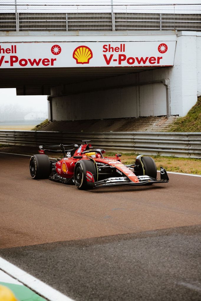 První jízda Lewise Hamiltona v monopostu Ferrari, usedl do vozu F-23 z roku 2023.