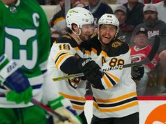 Zacha se v Bostonu osvědčil vedle Pastrňáka jako levé křídlo i centr.