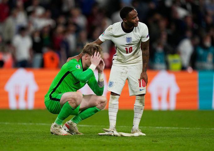 Smutní Jordan Pickford a Raheem Sterling po finále ME 2020