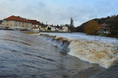 Deště a tající sníh zvedají hladiny řek na desítce míst v Česku