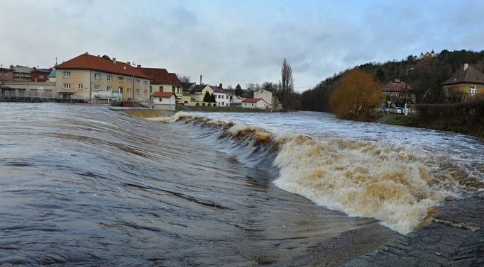 Na třetí povodňový stupeň stoupla Otava v Sušici na Klatovsku.