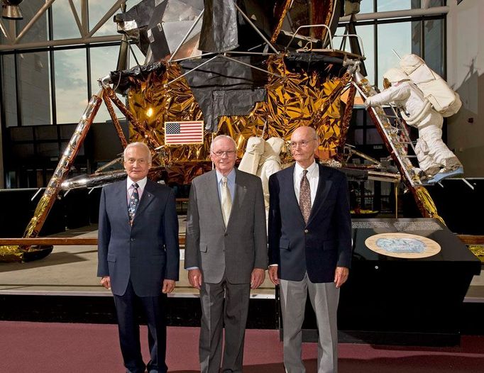 Bývalí kosmonauti u lunárního modulu - společně změnili svět. Posádka Apollo 11 (zleva doprava) Buzz Aldrin, Neil Armstrong a Michael Collins.