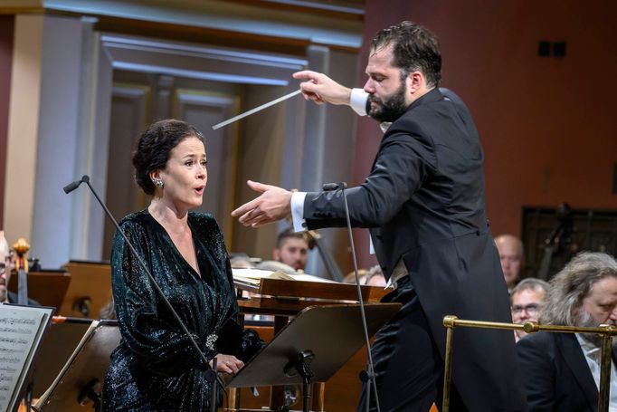 Na snímku ze závěrečného koncertu Dvořákovy Prahy jsou sopranistka Simona Šaturová a dirigent Petr Popelka.