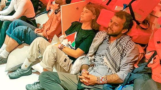 Greta čeká na další deportaci, část flotily pokračuje v riskantní plavbě