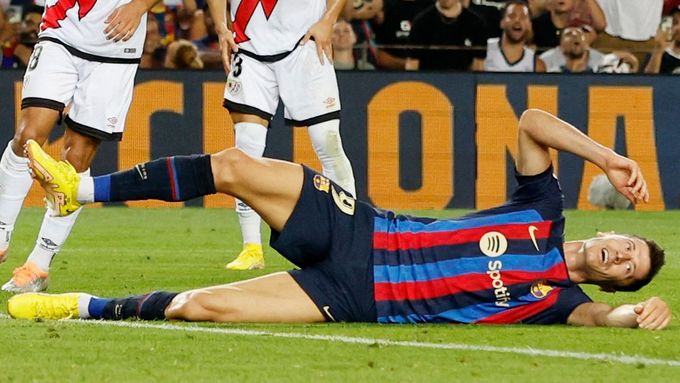 Robert Lewandowski v poloze ležícího střelce po další neproměněné šanci Barcelony v utkání s Vallecanem