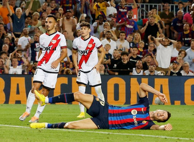 Soccer Football - LaLiga - FC Barcelona v Rayo Vallecano - Camp Nou, Barcelona, Spain - August 13, 2022 FC Barcelona's Robert Lewandowski reacts after missing a chance to