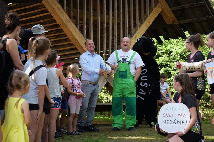 Martin Kocián a David Novotný jako podnikatel Josef Roušal ve filmu Krtkův svět.