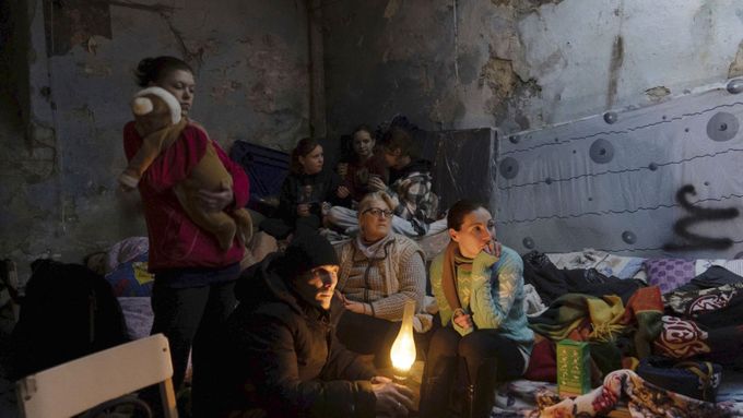 V ukrajinském městě Mariupol obleženém ruskými jednotkami živoří 100 tisíc obyvatel