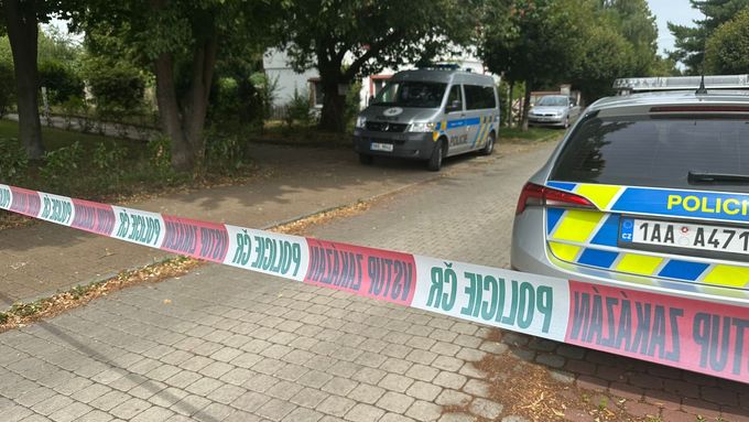 Policejní auta na místě činu v Horních Počernicích.