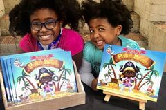 Osmiletá dívka vydala knihu o černošské pirátce. Mrzelo ji, že chudší děti neumí číst
