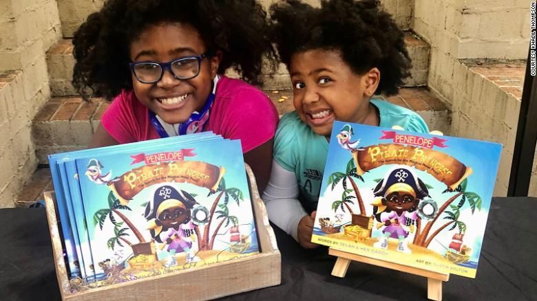 Osmiletá Selah (na fotce vlevo vedle své sestry) píše příběhy o pirátské princezně Penelopě, a pomáhá tak mezi americkými dětmi šířit gramotnost.
