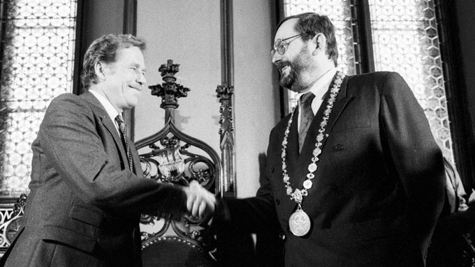 Jaroslav Kořán s Václavem Havlem na pražské radnici, kde se prezident zapsal do pamětní knihy, snímek z února 1990.