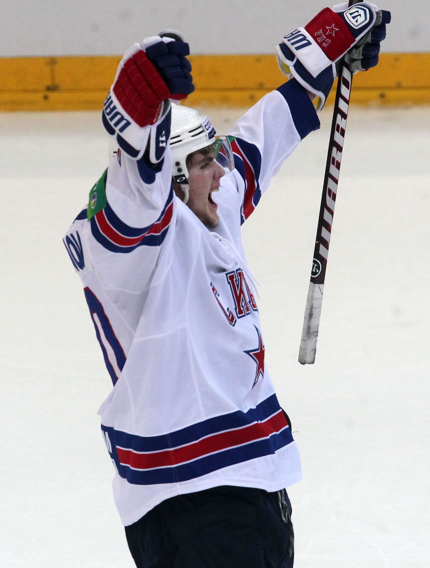 Hokejista SKA Petrohrad Viktor Tichonov se raduje z gólu v utkání KHL proti Lvu Praha.