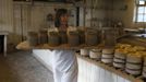 A worker carries a tray of newly moulded pots in a workshop at the Middleport pottery in Stoke-on-Trent, central England January 22, 2013. The pottery which dates back to 1888 and was rescued from closure in 2009, continues to use traditional methods to produce its range of ceramics and famous Burleigh Ware pottery. REUTERS/Phil Noble (BRITAIN - Tags: BUSINESS EMPLOYMENT SOCIETY) Published: Led. 22, 2013, 4:51 odp.