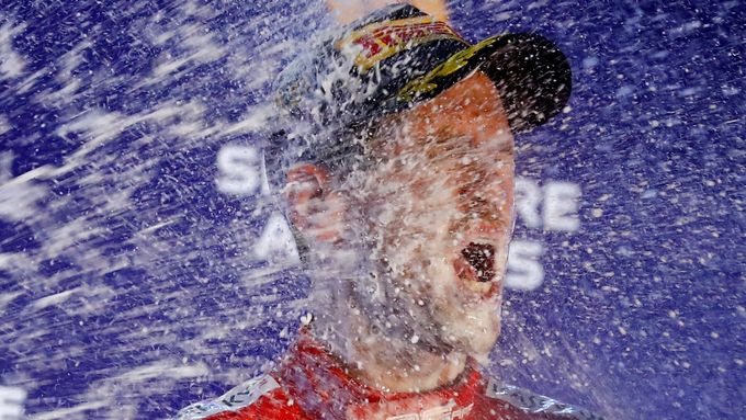 Sebastian Vettel se v Singapuru dočkal vítězného šampaňského po více než roce.
