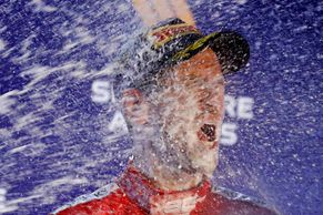 Šťastný Vettel, jiskření i manekýn Hamilton. To vše nabídla světla nad Marina Bay