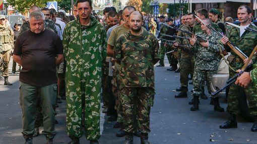 Zajatí ukrajinští vojáci na ulici v Doněcku.