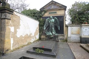 Na Olšanských hřbitovech tvořili Gočár, Mánes i Myslbek. Podívejte se na zajímavé sochy a náhrobky