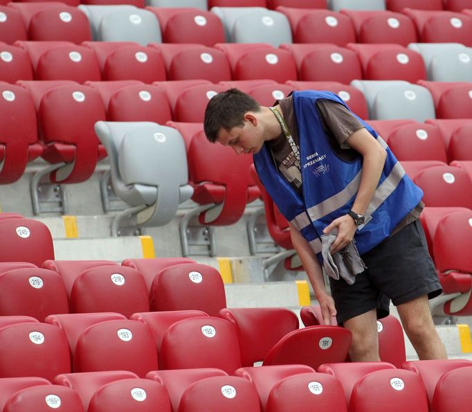 Na polském Národním stadionu ve Varšavě se před utkáním Česká republika - Portugalsko během Eura 2012 pilně uklízelo.