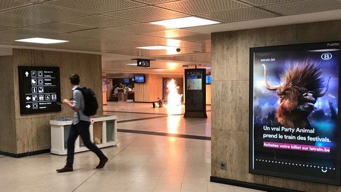 Všude byl kouř. Cestující natáčel uvnitř nádráží v Bruselu krátce po malé explozi