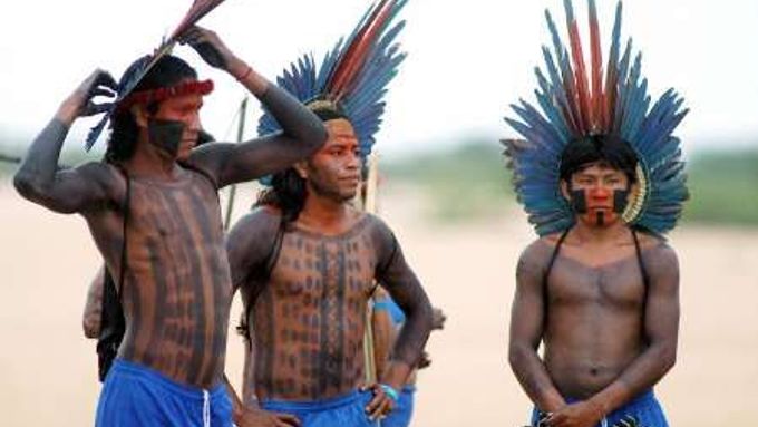 Během konání třetího ročníku Tradičních indiánských her se na brazilských plážích sešli stovky indiánů nejrůznější kmenů, aby změřili své síly.