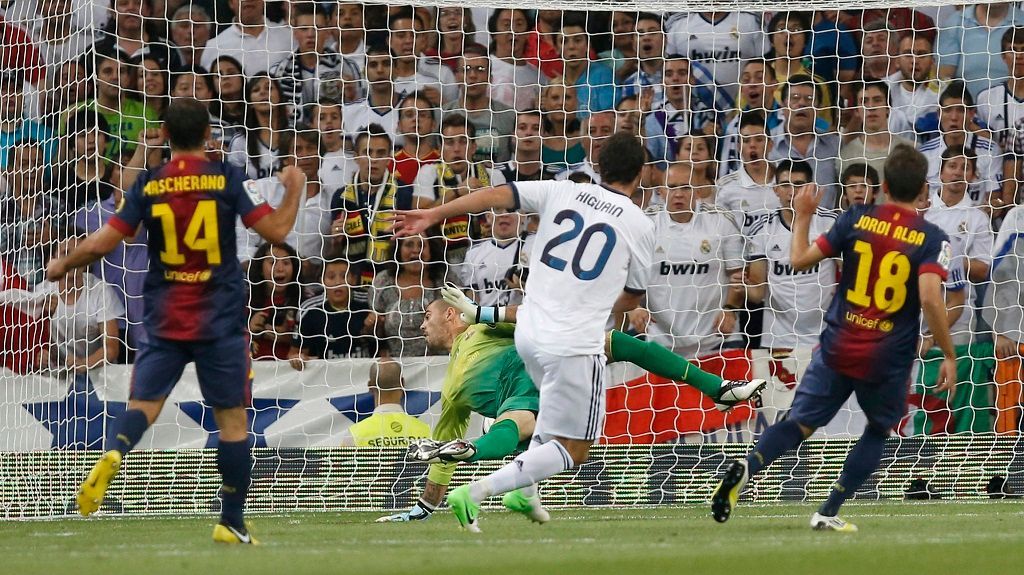 Gonzalo Higuaín překonává Valdése ve finále španělského superpoháru Real - Barcelona