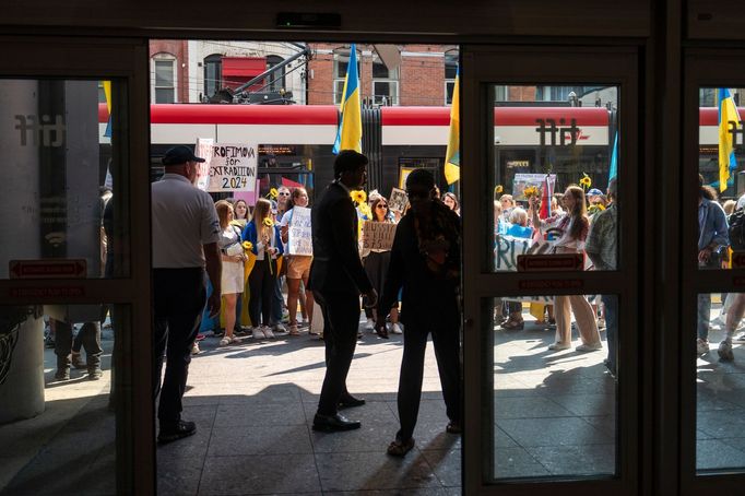 Kanadští Ukrajinci protestují proti uvedení dokumentu Rusové ve válce před kancelářemi torontského festivalu.