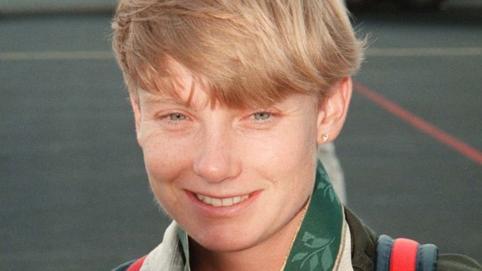 Štěpánka Hilgertová s medailí z Atlanty 1996. Bude v olympijském kanálu i o dvacet let později?