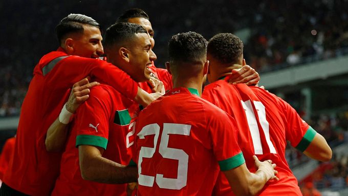Fotbalisté Maroka slaví gól v síti Brazílie v přípravném zápase v Tangeru.