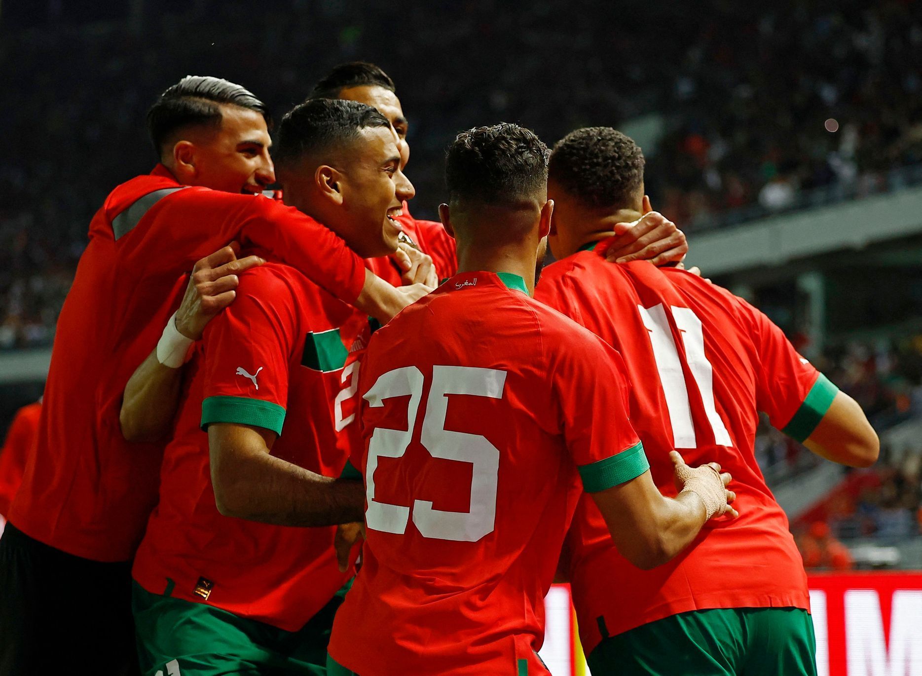 Fotbalisté Maroka slaví gól v síti Brazílie