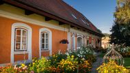Růžová chalupa, která překvapuje svou oranžovou barvou, se může opřít o bohatou historii. Byla totiž postavena už v roce 1857.