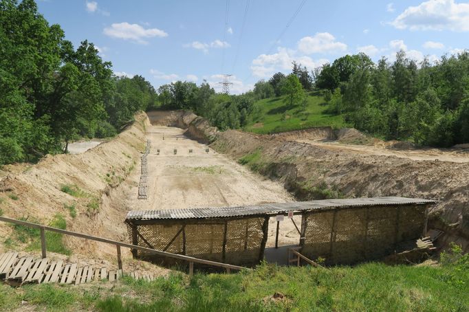 "Začátek války byl děsivý. Bylo nám jasné, že potřebujeme výcvik, a proto jsme tu vybudovali střelnici," vysvětlují dobrovolníci.