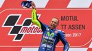 Valentino Rossi (Yamaha) slaví triumf v GP Nizozemska MotoGP 2017