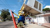 Maracaibo, Venezuela: mimoň z recyklovaných materiálů, výtvarník Yhorby Ventura představil svou hravou sochu v ulicích města.